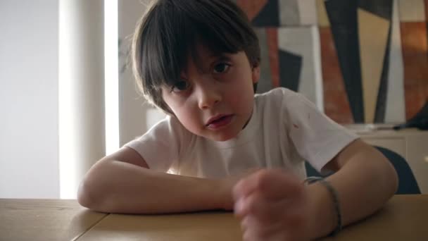 Criança Assertiva Atinge Superfície Mesa Com Mão Menino Anos Exigindo — Vídeo de Stock