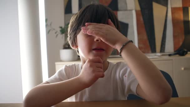 Pensiv Liten Pojke Funderar Lösning Ett Problem Närbild Ansikte Vacker — Stockvideo