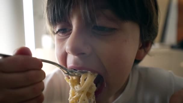 Gyermek Eszik Spagetti Széles Közelkép Arca Éves Kisfiú Eszik Tésztában — Stock videók