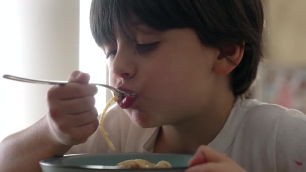 Сырные Спагетти Наслаждение Голодные Летний Наслаждаясь Паста Крупным Планом Мальчик — стоковое видео