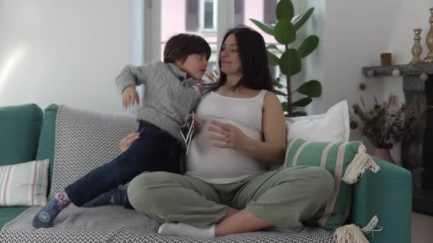 Kind Umarmt Schwangere Mutter Sohn Umarmt Mutter Die Ungeborenen Bruder — Stockvideo