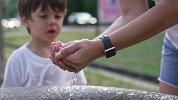 Matky Ručně Vyráběné Mísa Žíznivý Chlapec Pije Vodu Svých Matek — Stock video