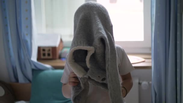 Rapaz Pôr Pulôveres Quarto Anos Idade Caucasiano Garoto Masculino Vestir — Vídeo de Stock