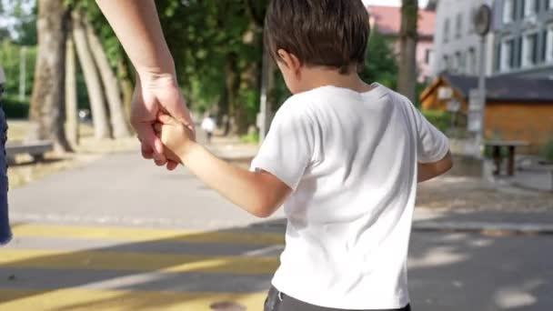 Neşeli Küçük Çocuk Güneşli Yaz Gününde Annesinin Elini Bırakıyor Atlıyor — Stok video