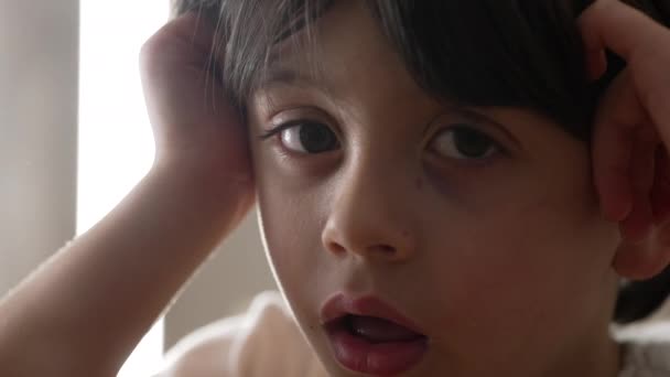 Lusta Drowsy Youngster Mély Gondolatban Közelkép Unatkozó Kisfiúkról Unatkozó Kaukázusi — Stock videók