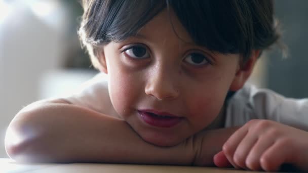 5歳の白人少年がカメラを眺め テーブルの上に横たわっていた ハンサムな子供のクローズアップ顔 — ストック動画