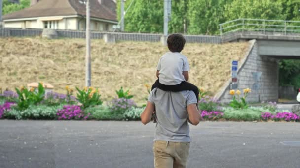 Περπατήστε Μέσα Από Την Πόλη Μικρό Αγόρι Hitching Μια Βόλτα — Αρχείο Βίντεο