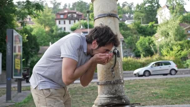 Освежающий Парке Человек Утоляет Жажду Водой Общественного Фонтана Используя Руки — стоковое видео