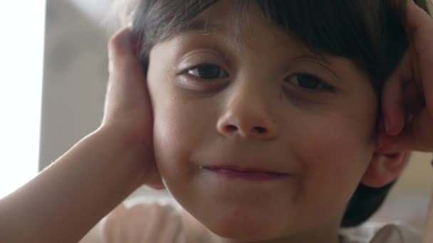 Gülümseyen Yaşındaki Beyaz Çocuk Kameraya Mutlu Bir Sırıtışla Bakıyor — Stok video