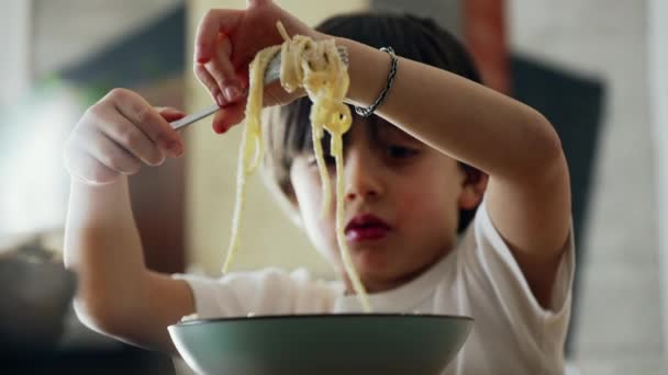 Spagetti Lezzeti Küçük Çocuk Makarna Yerken Çatal Döndürmeyi Öğreniyor Yemek — Stok video