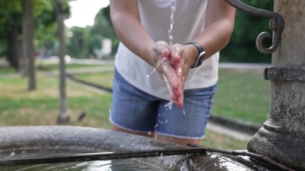 Hidratante Parque Mujer Limpia Las Manos Antes Beber Fuente Pública — Vídeo de stock