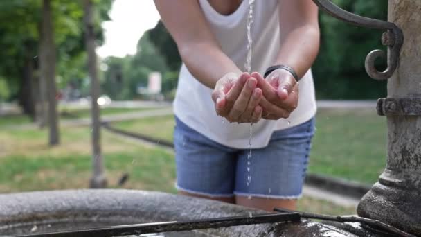Mujer Prepara Para Saciar Sed Recoger Agua Del Grifo Público — Vídeo de stock
