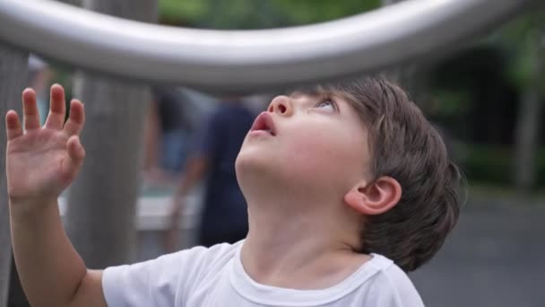 Kind Spielt Auf Spielplatz Versuche Metallstange Erklimmen Müde Hand Rutscht — Stockvideo