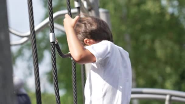 Weekend Activity Στο Πάρκο Sunny Στην Παιδική Χαρά Μικρό Αγόρι — Αρχείο Βίντεο