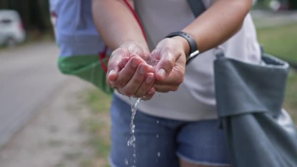 Susamış Küçük Çocuğa Vermek Için Sevilen Anne Şekilleri Kadehi Elleriyle — Stok video
