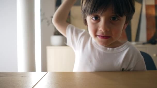 Malý Chlapec Udeřil Pěstí Stolu Když Díval Kameru Koncept Péče — Stock video