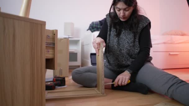 家居改善热心的妇女手工制作床头柜 展示家居装置的家具组合中的Diy技巧 向新居概念转变 — 图库视频影像
