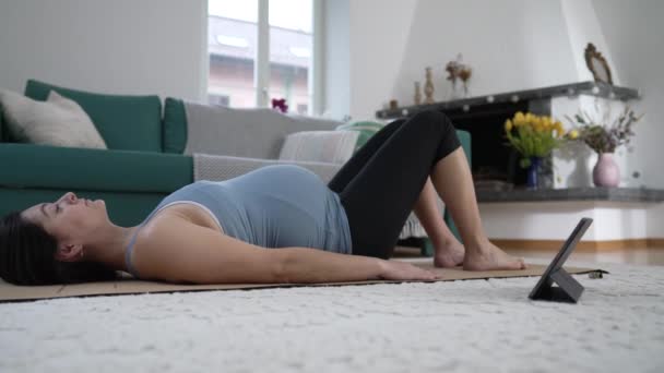Těhotná Žena Dělá Jógu Doma Obývací Pokoj Nastávající Matka Pečující — Stock video