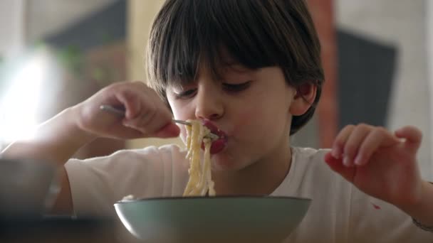 Joie Repas Gros Plan Sur Petit Garçon Dégustant Des Spaghettis — Video