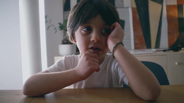 Retrato Del Niño Reflexivo Pensando Idea Niño Teniendo Momento Eureka — Vídeos de Stock