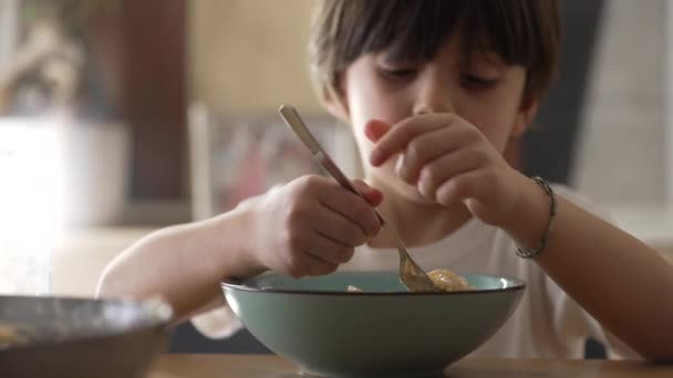 食事中にスパゲッティを食べる小さな少年 カーボンリッチフードパスタを楽しむ子供のクローズアップフェイス — ストック動画
