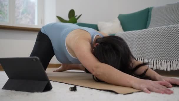 Hamile Kadın Oturma Odasının Zemininde Yoga Yapan Adamın Vücudunu Geriyor — Stok video