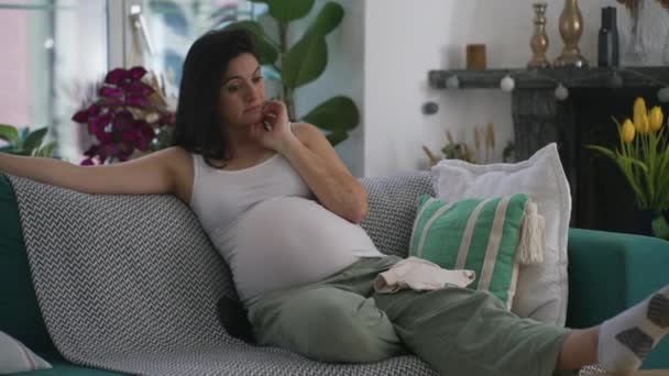 Kobieta Ciąży Trzydziestce Siedząca Sofie Głębokiej Introspektywnej Refleksji Umysłowej Zastanawiająca — Wideo stockowe