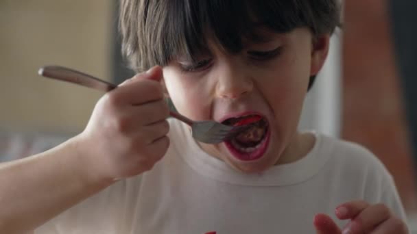 Küçük Çocuk Çatalla Çilek Yiyor Çocuk Yemekten Sonra Tatlı Yiyor — Stok video