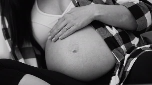 Monochromatyczne Pieszczoty Brzucha Kobiety Trzydziestce Późne Stadium Ciąży Zbliżenie Trzeciego — Wideo stockowe