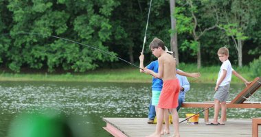 Çocuklar yaz boyunca havuz suyunda su sıçratırlar.