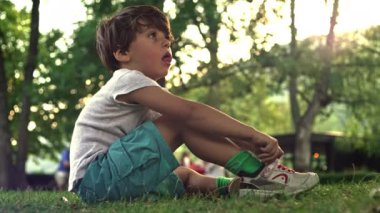 Spor Ayakkabılarına Son Ayarlamalar Küçük Çocuğun Ayak Konforu İsteğini Gösteriyor