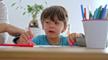 Anne, Alerjik Çocuk ödevine hapşırmaya başlayınca temizlik yapmaya çalışıyor.