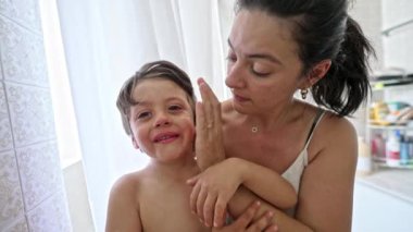 Küçük çocuk, yara bakımı sonrası annelerde rahatlık ve rahatlık buluyor. 