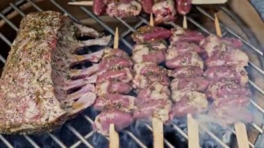 Kömür ızgarasında kuzu eti ve şiş tüttürülüyor