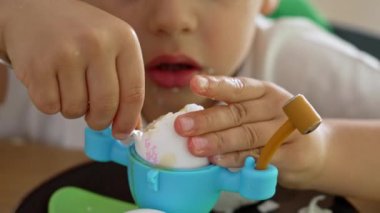 Ufaklık kaynamış yumurta ve yumurta tutacağı yiyor.