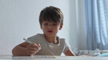 Genç Çocuk Gerginliği Yavaşlatmak İçin Çalışırken Duruşu Düzeltiyor