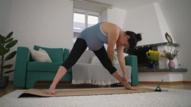 Doğum Öncesi Sağlık Uygulaması - Anne 'nin Konforlu Ev Ayarları' nda Nazik Esneme ve Uygunluk Faaliyetleri Göstermesini Bekleme, Hamilelik Sırasındaki Güvenli Fiziksel Faaliyete Odaklanma