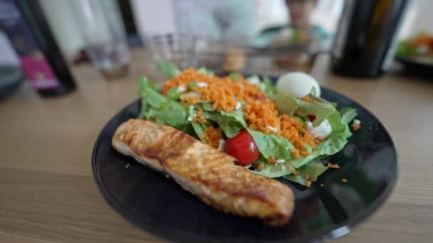 Aanschouw Deze Lage Koolhydraten Schotel Samengesteld Uit Vis Verse Salade — Stockvideo