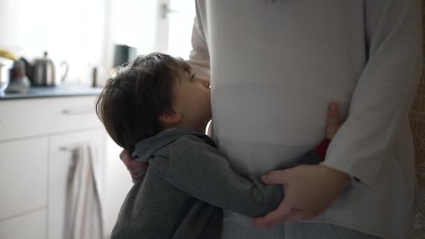 Zärtlicher Liebevoller Moment Zwischen Mutter Und Kind Einem Authentischen Familienmoment — Stockvideo