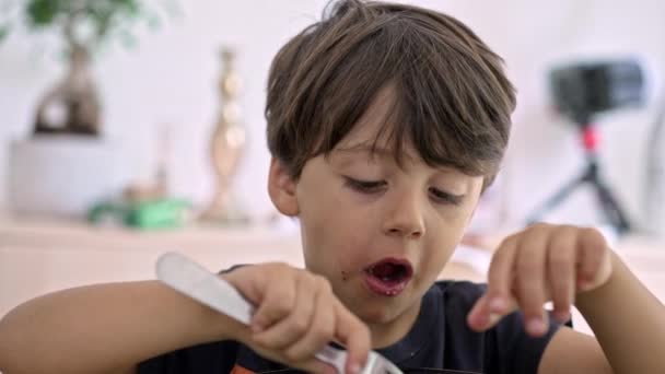 Λουκάνικα Ολισθαίνει Από Πιρούνι Και Πέφτει Στο Πιάτο Παιδί Παλεύει — Αρχείο Βίντεο