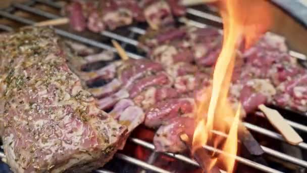 强烈的炭火刺穿烤肉后形成的美味的火山灰 — 图库视频影像