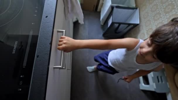 Kooperativ Mat Toddler Hämtar Ytterligare Avlopp Från Köket — Stockvideo