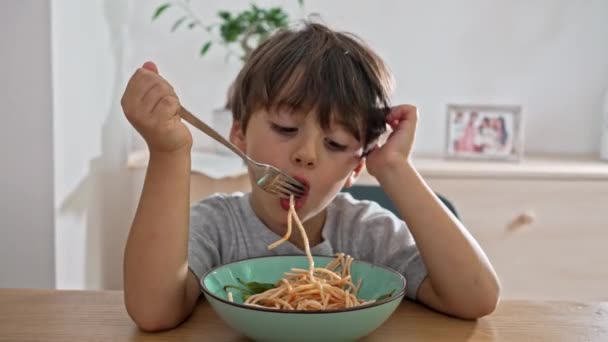 Kleine Jongen Worstelt Met Vork Tijdens Het Eten Van Pasta — Stockvideo