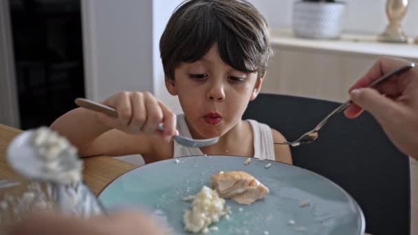 Deberes Maternales Mamá Ayuda Niño Con Comida Triturando Pollo Alimentándolo — Vídeos de Stock
