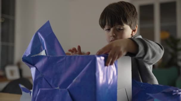 Kind Uitpakken Gift Gretig Small Boy Tearing Paper Van Package — Stockvideo