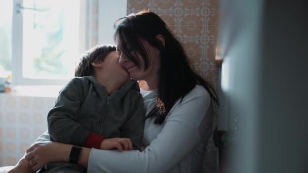 Madre Hijo Interacción Genuina Risa Vida Real Sonrisa Entre Mamá — Vídeo de stock