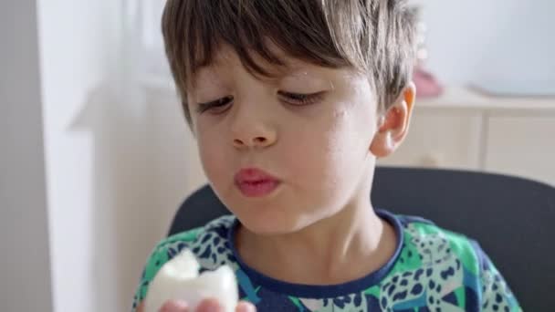 小男孩渴望得到鸡蛋中最喜爱的部分 — 图库视频影像