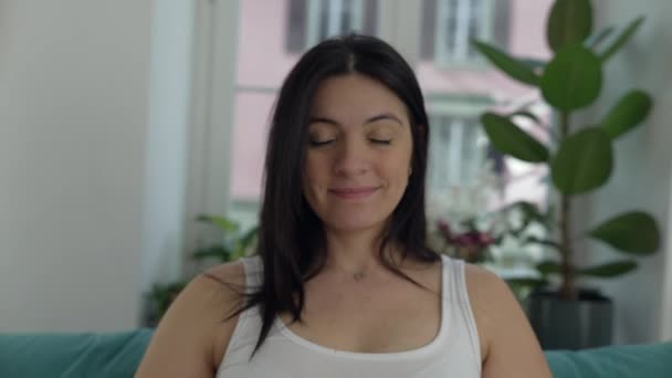 Ların Mutlu Kadın Portresi Evdeki Kanepede Oturmuş Kameraya Gülümsüyor — Stok video