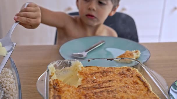 Little Boy Serverar Sig Själv Riven Potatismos Med Hjälp Big — Stockvideo