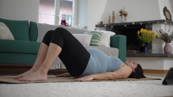 Donna Incinta Che Esercizio Yoga Casa Soggiorno Prendersi Cura Mal — Video Stock